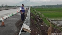 Meski demikian, longsor tersebut tidak sampai mengganggu kendaraan yang melintas. Arus lalu lintas di jalan tol dari arah Salatiga menuju Solo itu tetap lancar.