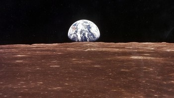 Earthrise lain dari planet Bumi yang terlihat dari Apollo 11, sebelum Neil Armstrong dan Edwin Buzz Aldrin Jr meninggalkan Lunar Module dan menjejakkan kaki di permukaan Bulan pada tahun 1969. (Foto: NASA/Newsmakers)