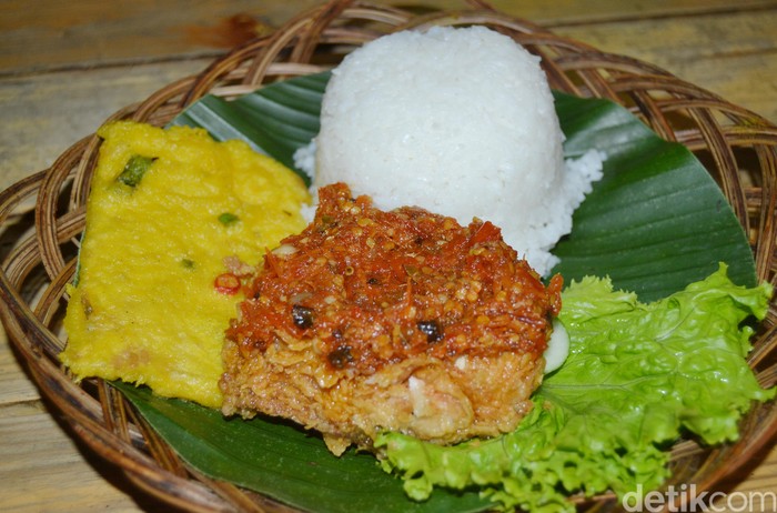  Nona  Judes  Tersambar Sambal Gledek Plus Fried Chicken Ala 