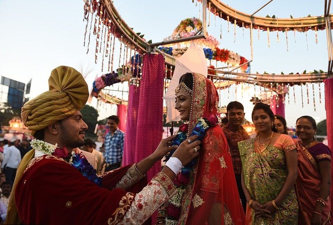 Seorang pengusaha berlian asal India mengadakan pernikahan massal sejak tahun 2010. Tahun ini, pria bernama Mahesh Savani tersebut membiayai pernikahan 261 wanita yang tidak memiliki ayah. Foto: AFP