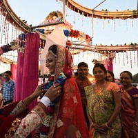 Seorang pengusaha berlian asal India mengadakan pernikahan massal sejak tahun 2010. Tahun ini, pria bernama Mahesh Savani tersebut membiayai pernikahan 261 wanita yang tidak memiliki ayah. Foto: AFP