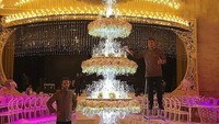 Cake yang satu ini memiliki tinggi 4,8 meter. Kue disusun di atas cake tier yang tinggi dan didekorasi dengan cantik. Saking tingginya, Renat bahkan harus menggunakan tangga untuk menghiasnya. Foto: instagram @renat_agzamov