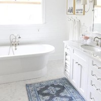 Umumnya karpet diletakkan di powder room, atau westafel tempat cuci muka. Daerah ini termasuk tempat kering sehingga karpet tetap aman. Foto: Pinterest