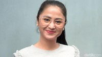 Dewi Perssik mengaku pernah memakan laron mati yang digoreng untuk sebuah ritual. Foto: Noel/detikHOT