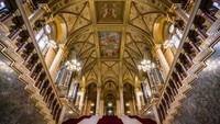 Hingga tahun 2013, gedung Parlemen Hungaria ini dipenuhi lubang peluru dari dua perang dunia dan revolusi tahun 1956. Istimewa/CNN.