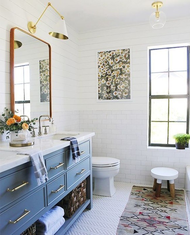 Desain kamar mandi biasanya terbagi dua, yaitu kamar mandi kering dan basah. Umumnya di Indonesia, kamar mandi kering cukup jarang ditemukan khususnya di luar kota besar. Foto: Pinterest