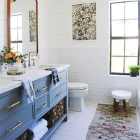 Desain kamar mandi biasanya terbagi dua, yaitu kamar mandi kering dan basah. Umumnya di Indonesia, kamar mandi kering cukup jarang ditemukan khususnya di luar kota besar. Foto: Pinterest