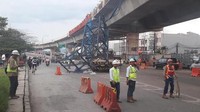 Crane proyek pembangunan tol layang Bogor Out Ring Road (BORR) di Jalan Sholeh Iskandar Kota Bogor jatuh ke jalan raya. Tidak ada korban dalam kejadian tersebut. Namun crane setinggi 8 meter tersebut nyaris menimpa mobil dan motor yang tengah melintas. Kejadian ini terjadi pada 25 Oktober 2017. Farhan/detikcom