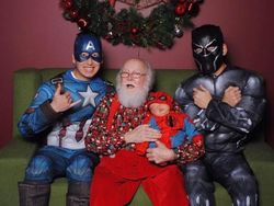 Potret Unik Dua Pria Bersama Sinterklas Selama 12 Tahun