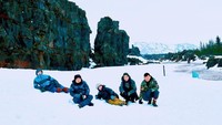 Beberapa waktu lalu, Josie bersama rekannya berkunjung ke Islandia. Selain berlibur, ternyata  di sana mereka juga membuat film dokumenter.  (josie_ho_chiu/Instagram)