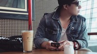 Bukti lain Edric suka ngopi! Menunggu penerbangan di Bali, ia memesan es kopi. Foto: Instagram edrictjandra