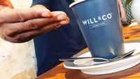 Ngopi di kafenya. Will Smith pun berfoto dengan gelas kopi bertuliskan Will & Co. Foto: Istimewa