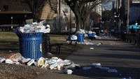 Imbas penutupan sebagian pemerintahan AS itu pun membuat sampah menumpuk di taman kota karena tak ada yang mengangkut. Win McNamee/Getty Images.