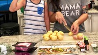 Sia juga sering mengajak buah hatinya masak. Ini momen saat Sia mengajak anak lelakinya masak. Foto: instagram @diaryofafitmommyofficial