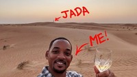 Makan malam di Dunes, Dubai, Will Smith terlihat sedang menikmati wine di tengah padang pasir. Foto: Istimewa