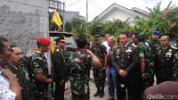 Suasana saat Kasad Jenderal Andika Perkasa meninggalkan lokasi rumah duka (Foto: Adhi Indra Prasetya/detikcom)