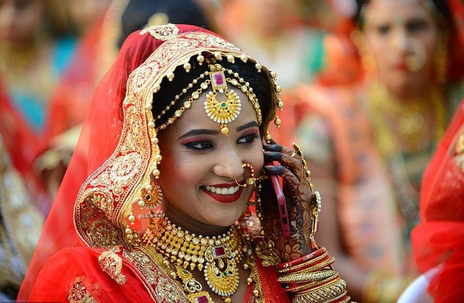 Diadakan setiap tahun, kali ini Mahesh membiayai pernikahan masal 261 wanita yang juga diberkati oleh Menteri Gujarat Vijay Rupani. Tak pandang bulu, pengusahan tersebut selalu menerima semua golongan. Dalam rombongan pengantin tahun ini pun ada enam pasangan Muslim dan tiga Nasrani.  Foto: AFP