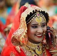 Diadakan setiap tahun, kali ini Mahesh membiayai pernikahan masal 261 wanita yang juga diberkati oleh Menteri Gujarat Vijay Rupani. Tak pandang bulu, pengusahan tersebut selalu menerima semua golongan. Dalam rombongan pengantin tahun ini pun ada enam pasangan Muslim dan tiga Nasrani.  Foto: AFP