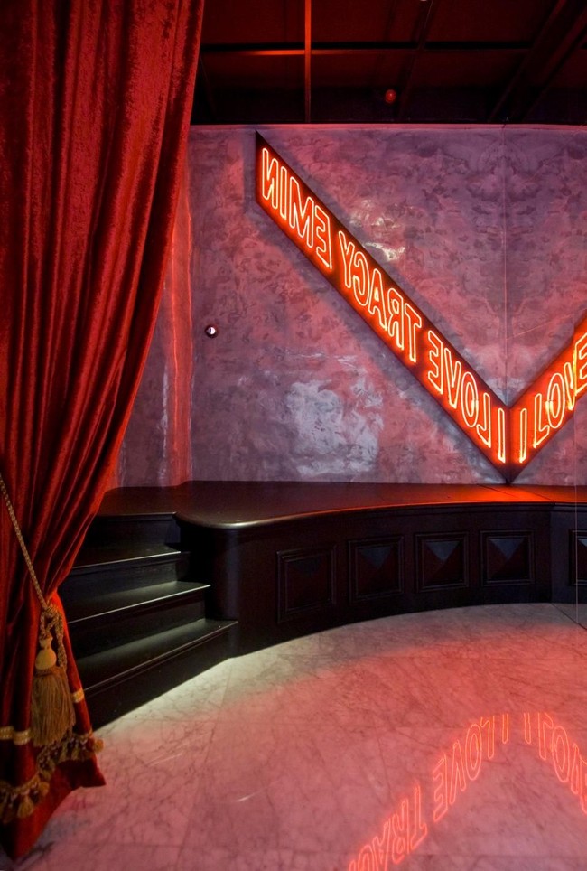 Toilet umum yang berlokasi di Kota Valetta ini memang berbeda dari biasanya. Penampakannya lebih seperti klub malam ketimbang toilet jika dilihat dari luar. Foto: www.ChrisBriffa.com/Chris Briffa, Norbert Attard