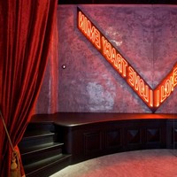 Toilet umum yang berlokasi di Kota Valetta ini memang berbeda dari biasanya. Penampakannya lebih seperti klub malam ketimbang toilet jika dilihat dari luar. Foto: www.ChrisBriffa.com/Chris Briffa, Norbert Attard