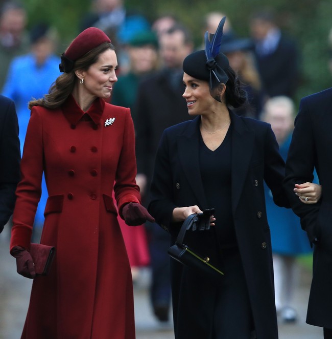 Kate Middleton dan Meghan Markle selalu maksimal untuk urusan berpakaian. Meski keduanya punya gaya tersendiri, Kate dan Meghan memiliki kesamaan dalam hal menenteng tas. Jika diperhatikan dengan saksama, tas mereka selalu berada di tangan kiri. (Foto: Stephen Pond/Getty Images)