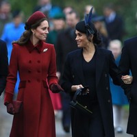 Kate Middleton dan Meghan Markle selalu maksimal untuk urusan berpakaian. Meski keduanya punya gaya tersendiri, Kate dan Meghan memiliki kesamaan dalam hal menenteng tas. Jika diperhatikan dengan saksama, tas mereka selalu berada di tangan kiri. (Foto: Stephen Pond/Getty Images)