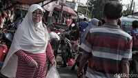 Sejumlah warga beraktivitas di Pasar Warakas, Jakarta Utara.