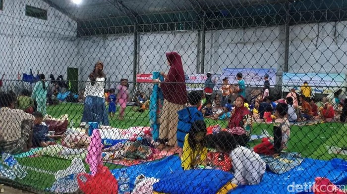 Warga mengungsi jauh dari bibir pantai. Foto: Samsudhuha Wildansyah/detikcom Warga mengungsi jauh dari bibir pantai. Foto: Samsudhuha Wildansyah/detikcom