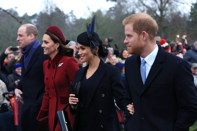 Di sisi lain, ada Kate Middleton yang tak kalah mencuri atensi di Hari Natal tahun ini. Kate mengenakan coat merah Catherine Walker seharga 3.000 poundsterling atau Rp 56 juta, sepatu Jimmy Choo 425 poundsterling atau Rp 7,8 juta dan headband merah Jane Taylor 650 poundsterling atau Rp 12 juta. Jumlah penampilan Kate mencapai Rp 75 juta. Foto: Stephen Pond/Getty Images