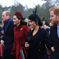 Di sisi lain, ada Kate Middleton yang tak kalah mencuri atensi di Hari Natal tahun ini. Kate mengenakan coat merah Catherine Walker seharga 3.000 poundsterling atau Rp 56 juta, sepatu Jimmy Choo 425 poundsterling atau Rp 7,8 juta dan headband merah Jane Taylor 650 poundsterling atau Rp 12 juta. Jumlah penampilan Kate mencapai Rp 75 juta. Foto: Stephen Pond/Getty Images