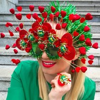 Tak hanya busana yang tampil heboh, Jenny pun membuat kacamatanya dengan hiasan Natal. Dari atas sampai bawah penampilan Jenny begitu eksentrik. Foto: dok. Instagram (@jen_nollaig)