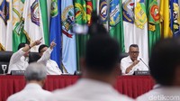 Menteri Dalam Negeri (Mendagri) Tjahjo Kumolo menjelaskan alasan mengapa pihaknya baru membuat aturan untuk membakar e-KTP yang rusak. Dia menyatakan aturan itu baru dibuat karena e-KTP yang rusak pada tahun 2015 dianggap Kemendagri sebagai bukti untuk penyidikan kasus di KPK.