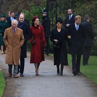 Sudah menjadi tradisi keluarga besar Kerajaan Inggris untuk merayakan Natal bersama di Sandringham, Inggris. Tanpa terkecuali Kate Middleton dan Meghan Markle. Perayaan Natal tahun ini menjadi yang pertama bagi Meghan Markle sebagai istri dari Pangeran Harry. Foto: Stephen Pond/Getty Images