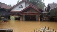 Banjir yang merendam daerah Labuan, Banten cukup tinggi hingga sulit untuk warga melakukan evakuasi ke tempat yang lebih aman.