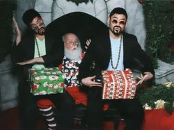 Potret Unik Dua Pria Bersama Sinterklas Selama 12 Tahun