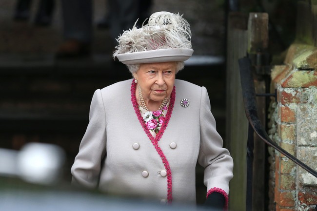 Ratu Elizabeth II juga tak kalah modis. Perempuan 92 tahun itu memakai dress bermotif floral dan coat abu-abu beraksen pink. Foto: Stephen Pond/Getty Images