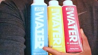 Jus Water yang jadi usaha keluarganya ini dibuat dengan bahan-bahan alami. Kertas dan tutupnya dibuat dari tebu. Foto: Istimewa