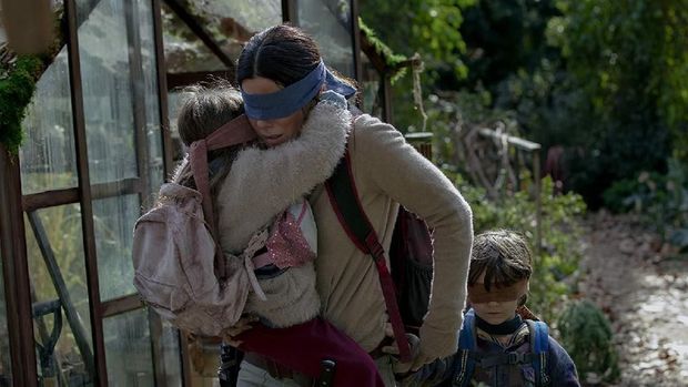 'Bird Box': Bertahan untuk Tak Bunuh Diri