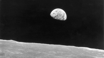 Momen Bumi bagaikan terbit dari cakrawala Bulan, sebagaimana diabadikan kru dalam misi Apollo 8 pada Desember 1968. (Foto: Keystone/Hulton Archive/Getty Images)