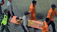 Warga Pulau Sebesi dan Sebuku Lampung Selatan dievakuasi menggunakan kapal KM Jatra III, menuju Kalianda, Lampung untuk mendapat perawatan intensif usai terjadinya tsunami di Selat Sunda.