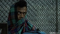 Di posko pun banyak warga yang tidak bisa tidur.