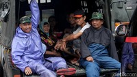 Sejumlah warga yang telah dievakuasi dari rumah mereka akan dibawa ke pengungsian terdekat oleh tim SAR gabungan.