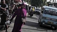 Kepala Dinas Lingkungan Hidup DKI Isnawa Aji mengatakan, penerapan pergub tersebut tidak akan langsung diikuti dengan pemberian sanksi bagi pelanggar. Dia mengatakan ada waktu enam bulan bagi jajarannya untuk melakukan sosialisasi kepada warga.