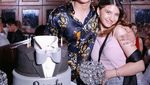 Makan Es Kelapa di Vietnam, Ini Momen Kulineran Cassandra Lee