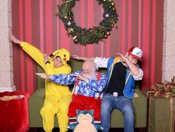 Potret Unik Dua Pria Bersama Sinterklas Selama 12 Tahun