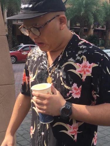 Penampilan pria setelah disiram jus oleh pacarnya