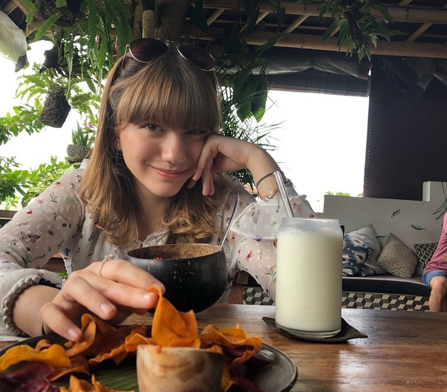 Pemain sinetron Cassandra Lee juga memiliki darah campuran. Ayahnya memiliki darah Inggris, Prancis, dan Irlandia, sedangkan ibunya merupakan orang Jawa. Foto: Instagram @cassandraslee