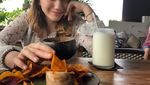 Makan Es Kelapa di Vietnam, Ini Momen Kulineran Cassandra Lee