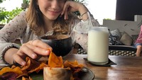  Wih! Kali ini Cassandra terlihat menyantap minuman unik di dalam tempurung kelapa, lengkap dengan hiasan daun dan suasana restoran yang tropikal. Foto: Instagram @cassandraslee