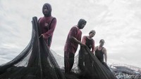 Menurut nelayan Muara Angke, saat ini mereka belum berani untuk melaut mencari ikan karena disebabkan ombak yang besar.
